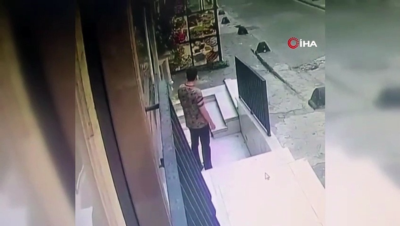 Beyoğlu'nda film gibi olay kamerada: Yardımsever esnaf, hırsıza televizyon çalarken yardım etti