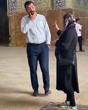 İranlı kadın şarkı söyleme yasağını camide protesto etti