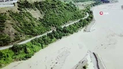 6 köyü ilçeye bağlayan yol çöktü