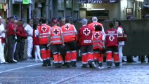 Un corredor herido por asta de toro en el cuarto encierro de los Sanfermines