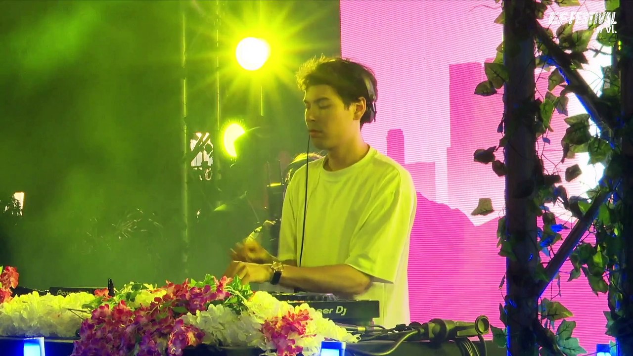 Tez Cadey en live depuis l'EF Festival by VL. 2023 !