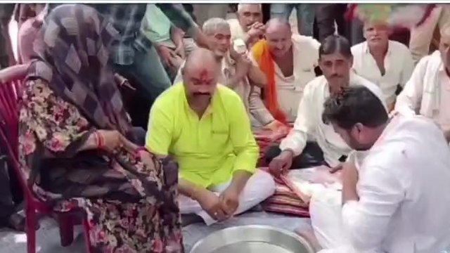 मुरैना: चुनावी साल में नेताओं का बहन प्रेम, कहीं पैसे बंटे तो कही साड़ी