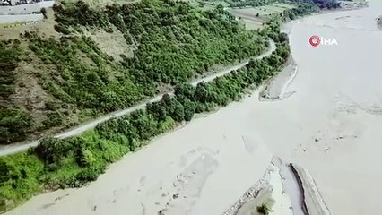 La route reliant 6 villages au district s'est effondrée