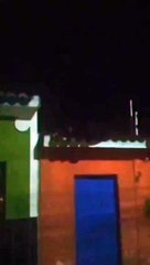 Pneu se desprende de veículo pesado e atinge telhado de residência em Pão de Açúcar