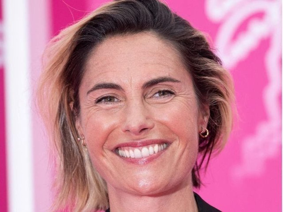 "Les jeunes veulent bien te b*iser mais..." : Alessandra Sublet se lâche sur scène durant un Festival devant des milliers de personnes