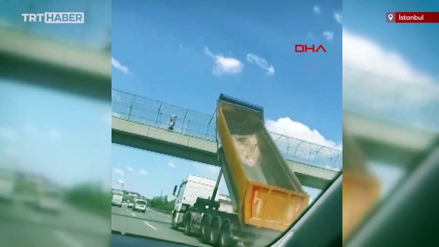 TEM'de korku dolu anlar: Hafriyat kamyonunun damperi üst geçide çarptı