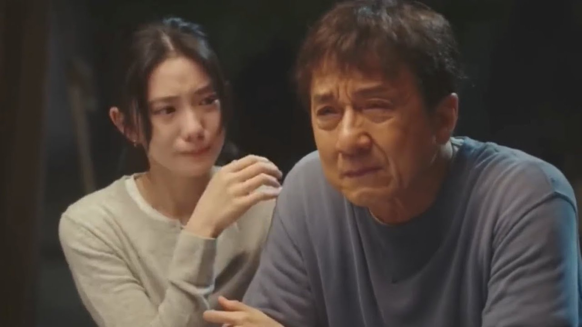 Jackie Chan crying while watching his stunts with his daughter - Vidéo Dailymotion