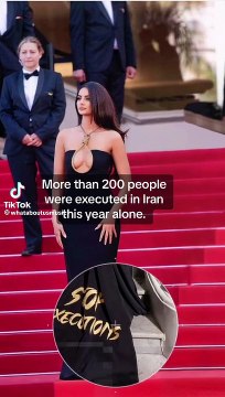 Modella iraniana sfila a Cannes