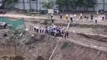 बेसमेंट के लिए खोदा गया 40 फुट गहरा गड्ढा, पानी में गिरा युवक