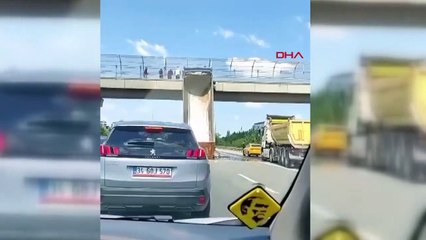 Un camion de terrassement s'est écrasé sur l'autoroute Sultanbeyli TEM