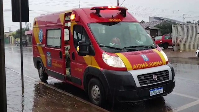 Homem escorrega em calçada molhada e precisa ser socorrido pelo Siate