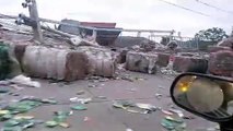Rastra de carga pesada con objetos reciclables volcó