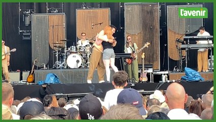 Maité, de Saint-Hubert, monte sur scène avec Amir au Baudes’tival