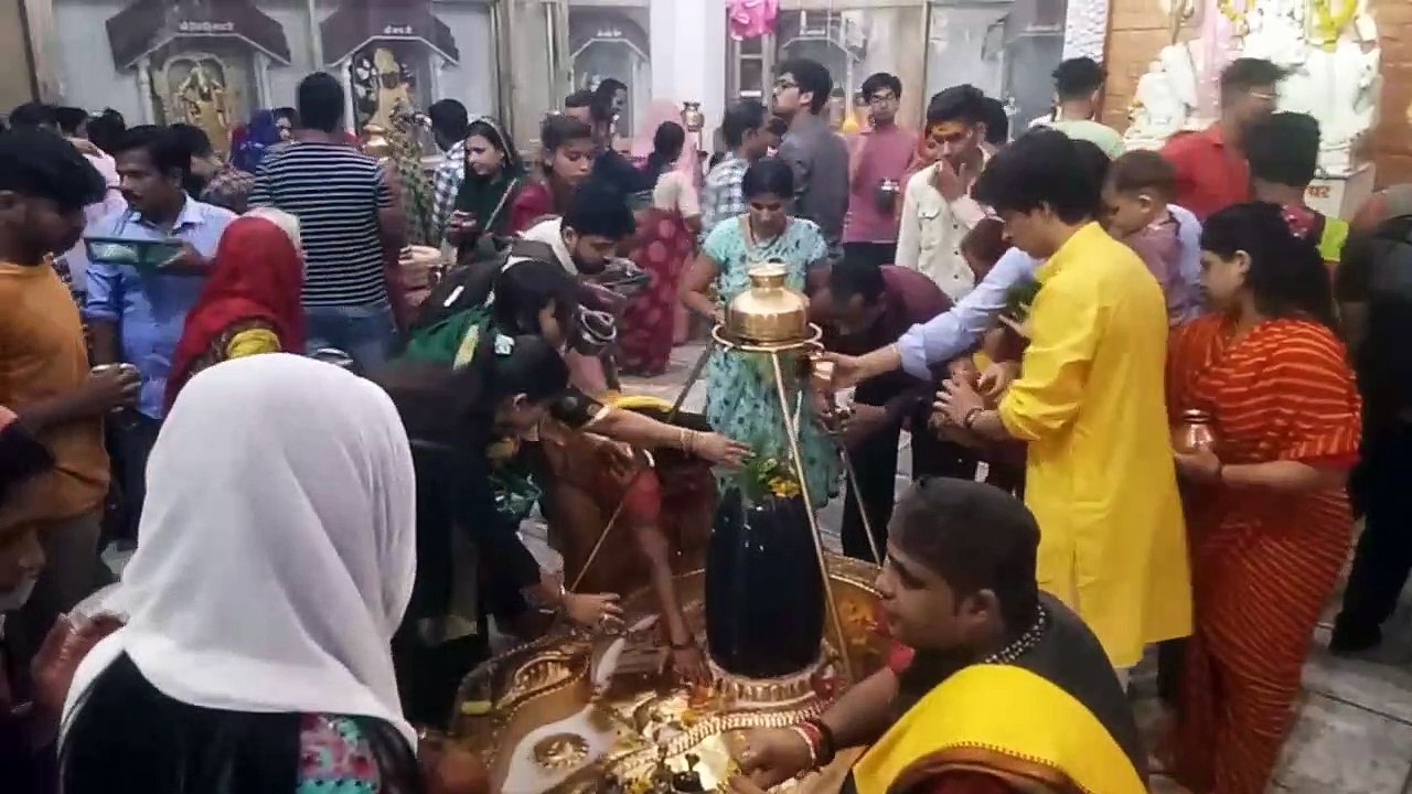 शहर में भी अनेक ऐसे प्राचीन शिवालय हैं, जहां मह...