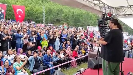Barrière nuageuse à la silhouette d'Ata au festival
