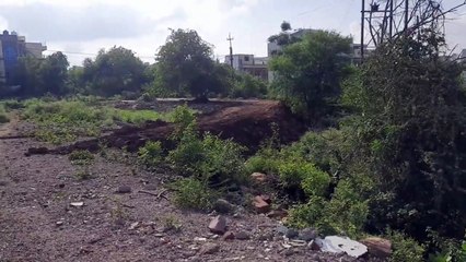 कलियासोत नदी किनारे निर्माण...नदी में भरी जा रही मुरम, रोड जैसा स्ट्रक्चर तैयार किया जा रहा