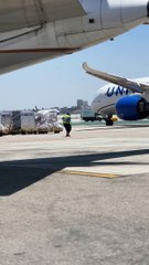 Un employé de l'aéroport danse sur le tarmac