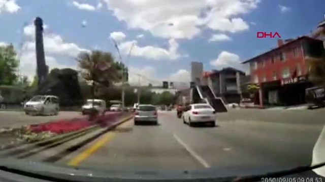 Yolun karşısına geçerken 2 otomobilin çarptığı kadın öldü
