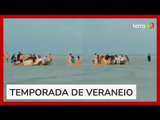 Caminhonete é 'engolida' por maré alta em praia no Pará
