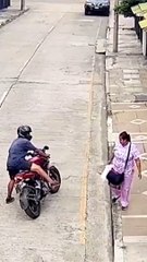 In Guayaquil, motociclista deruba una donna