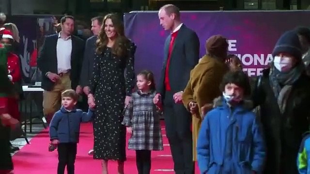 الأمير شارلوت تنبه والدتها كيت على أداب السلوك الملكي