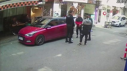 İstanbul'da polis ile şüpheli kovalamacası kamerada: Polisin parmağını çatlattı