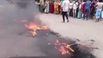 উঃ২৪ পরগনা: পানপুরে সিপিএম কর্মীকে &#039;মার&#039;, টায়ার জ্বালিয়ে বিক্ষোভ