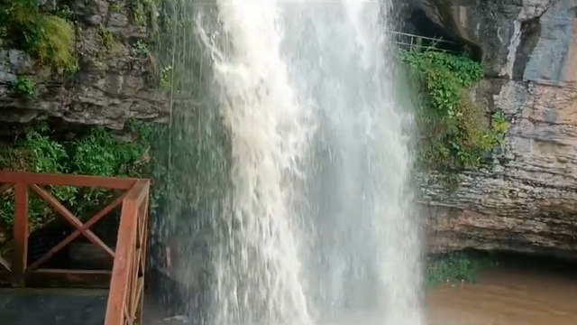 Çal Mağarası’nda şelale taştı, turistler tahliye edildi