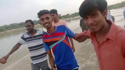 सुकड़ी नदी में बस गिरी, सभी 20 यात्री सुरक्षित