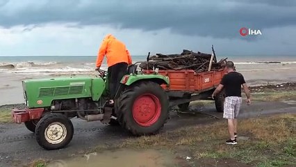 Selin getirdiği odun parçaları vatandaşlara kışlık yakacak oldu