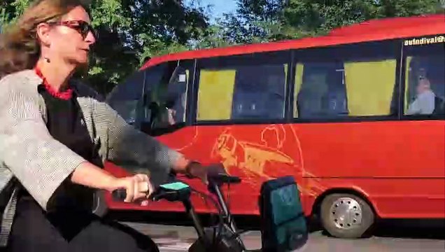 Teresa Ribera llega en bicicleta a la reunión de ministros europeos en Valladolid