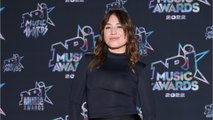 GALA VIDEO - Izïa Higelin : première sanction pour la chanteuse après ses propos contre Emmanuel Macron