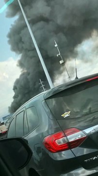 Un avion de ligne vole droit à travers une colonne de fumée