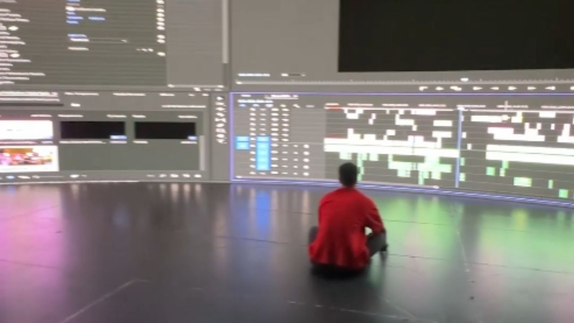 ⁣Editing pro shares the look of his ultimate dreamy editing setup