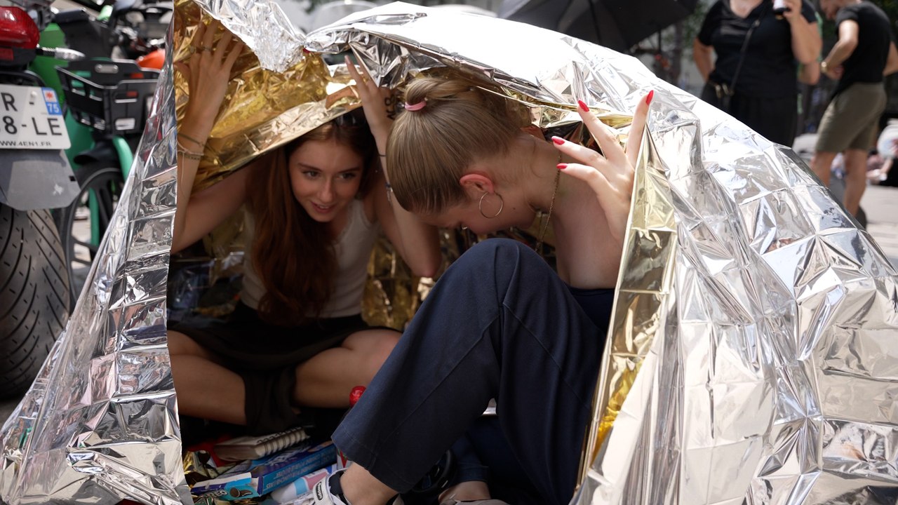 «La couverture de survie, ça sauve!» : les fans bravent la chaleur pour le concert de Lana del Rey