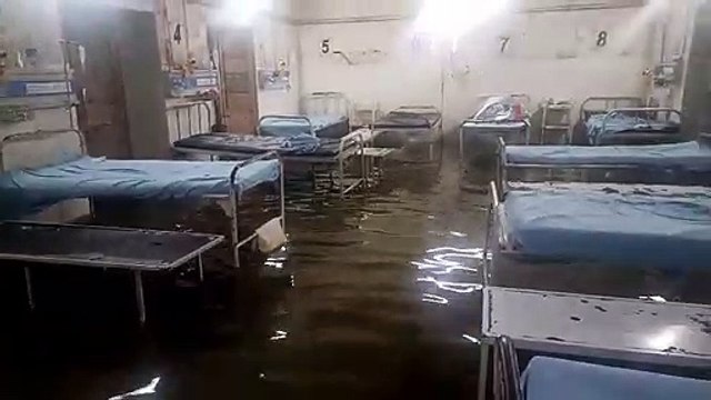 शहर की सड़कें ही नहीं, प्रदेश के सबसे बड़े अस्पताल के वार्डों में भरा पानी, मरीज परेशान, देखें वीडियो