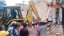 नाला निर्माण के दौरान बिल्डिंग गिरने के मामले में जांच करने पहुंची अधिकारियों की 5 सदस्यीय टीम