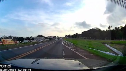 Câmera flagra Amarok subindo barranco e acessando a BR-277 de forma imprudente