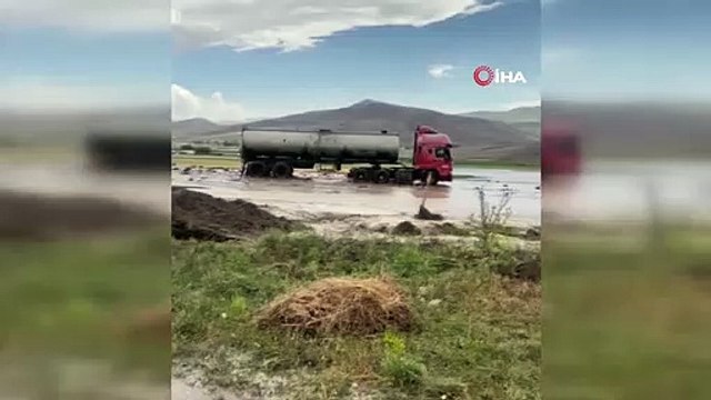 Ağrı'da sel yolu trafiğe kapattı