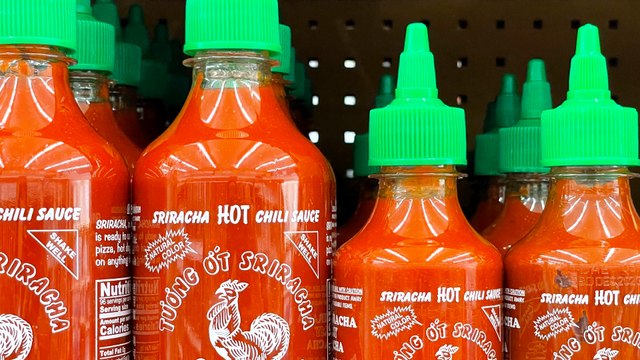 « 120 dollars la bouteille » : aux États-Unis, la pénurie de sauce piquante Sriracha affole les prix