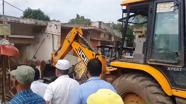 व्यस्ततम चौराहे से अवैध कब्जा हटाने की कार्रवाई की गई