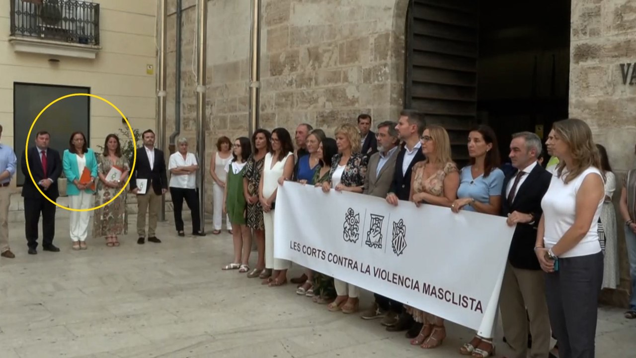 La presidenta de las Cortes Valencianas se aparta de una pancarta contra la violencia machista
