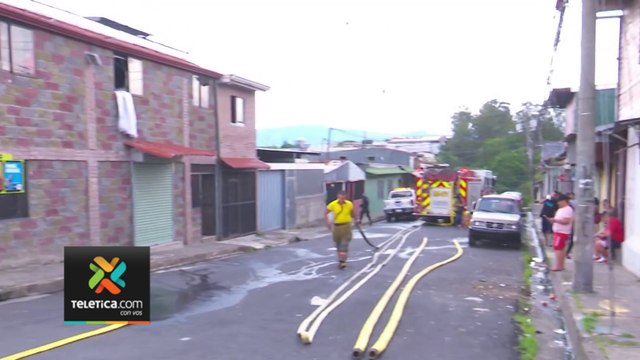 tn7-bomberos-tratan-de-controlar-incendio-en-sagrada-familia-100723
