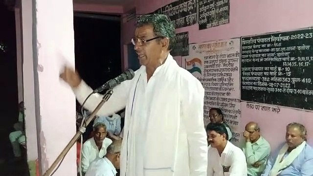 ग्राम चौपाल में सैकड़ों किसानों ने दी चुनाव बहिष्कार की चेतावनी