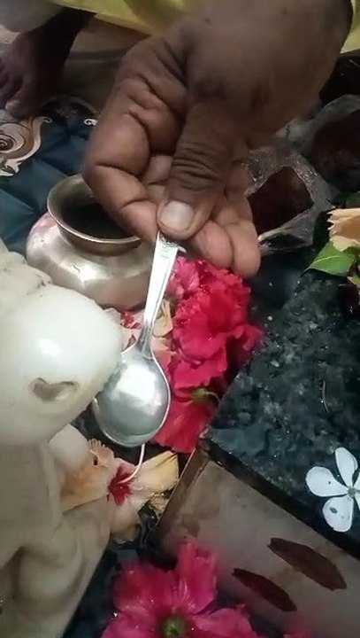 Nandi Maharaj drank water in pagoda, crowd of devotees started