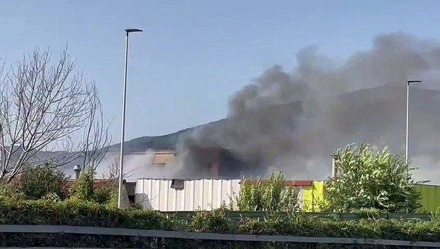 Ancora un incendio nella ex fabbrica, nube di fumo altissima