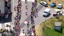 Bisiklet yarışı izleyicisi kadın Tour de France'da selfie çekmek isterken büyük bir kazaya sebep oldu