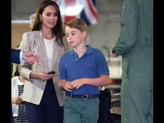 La principessa Kate tiene i bambini "con i piedi per terra", ma Meghan è "un genitore molto più prot