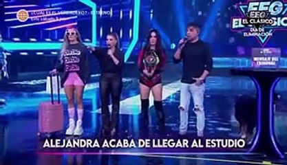 Rafael Cardozo intenta sacar a Alejandra Baigorria con una correa de perro y Said Palao