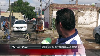 Otro socavón en la ciudad; vecinos cierran la calle y denuncian omisión del SIAPA